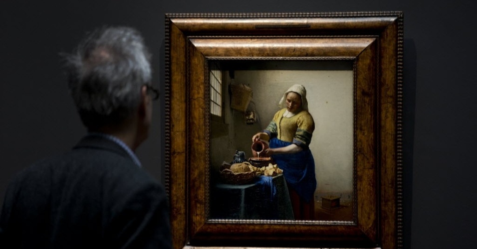 4.abr.2013 - Homem observa o óleo "A Leiteira", de Johannes Vermeer, de aproximadamente 1660, durante prévia para a imprensa do renovado Rijkmuseum, em Amsterdã. O museu está se preparando para reabrir ao público geral no dia 13 de abril - AP Photo/Peter Dejong