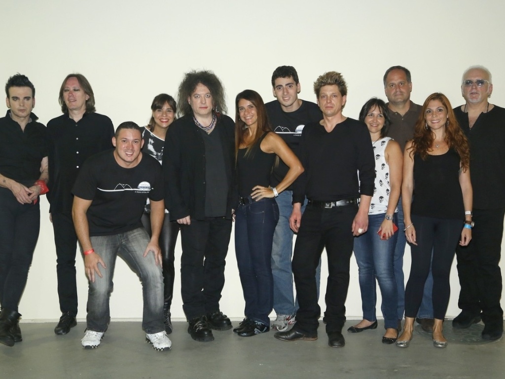 4.abr.2013 - Integrantes da banda britânica The Cure posam para fotos ao lado de fãs antes de show no HSBC Arena, no Rio - AgNews
