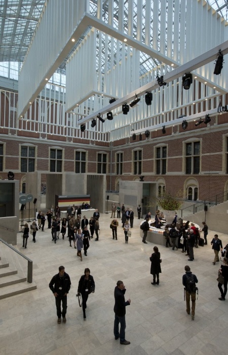 4.abr.2013 - Jornalistas andam pela área central do Rijkmuseum durante prévia da renovação do museu para a imprensa, em Amsterdã. O museu está se preparando para reabrir ao público geral no dia 13 de abril - AP Photo/Peter Dejong