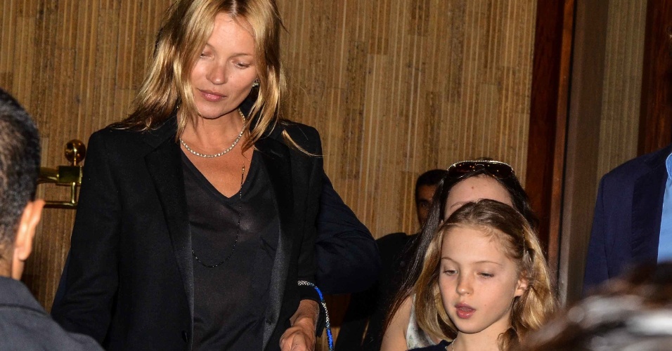 4.abr.2013 - Kate Moss deixou o hotel onde está hospedada em São Paulo acompanhada da filha, Lila Grace. A modelo está na Brasil para participar do baile beneficente da amfAR, que destina verba para pesquisas relacionadas a Aids