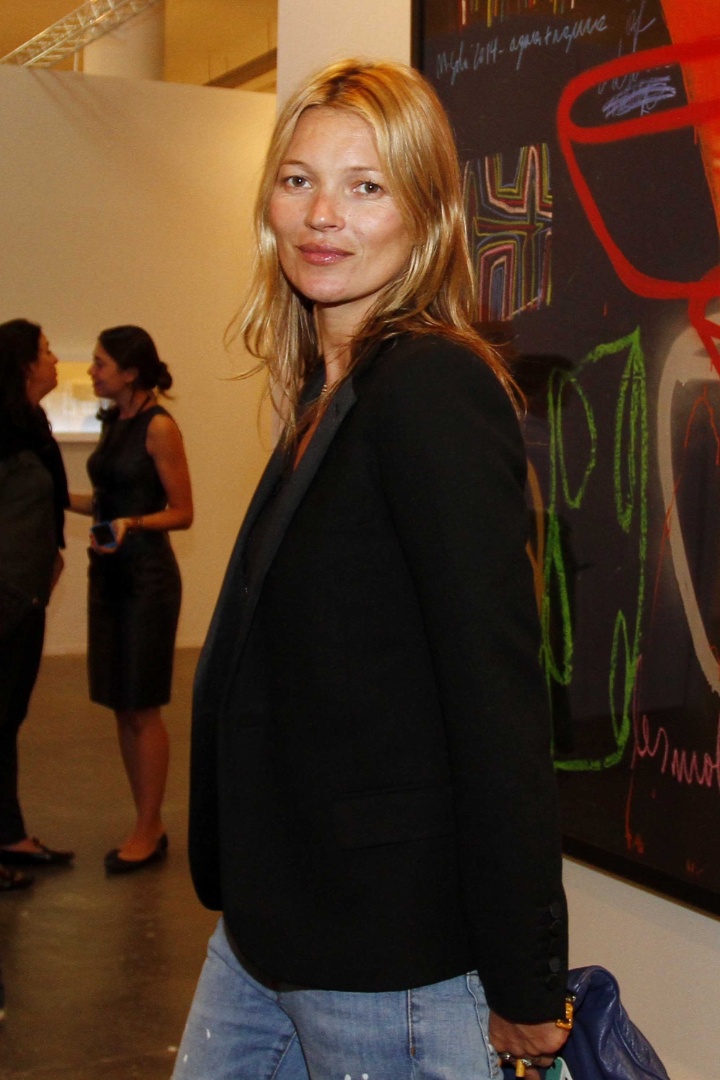 4.abr.2013 - Kate Moss prestigia a Feira de Artes da Bienal de São Paulo. A modelo está na Brasil para participar do baile beneficente da amfAR, que destina verba para pesquisas relacionadas a Aids