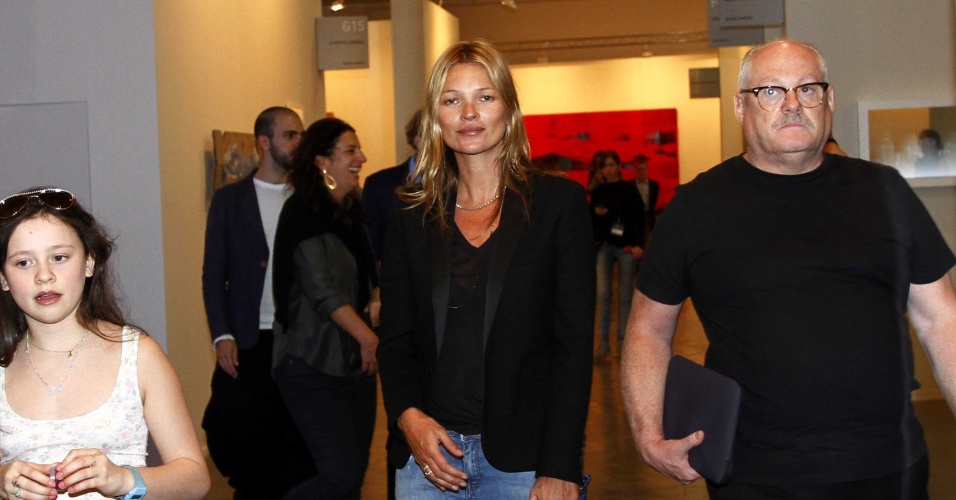 4.abr.2013 - Kate Moss visita a Feira de Artes da Bienal de São Paulo, acompanhada pela filha Lila Grace.  A modelo está na Brasil para participar do baile beneficente da amfAR, que destina verba para pesquisas relacionadas a Aids