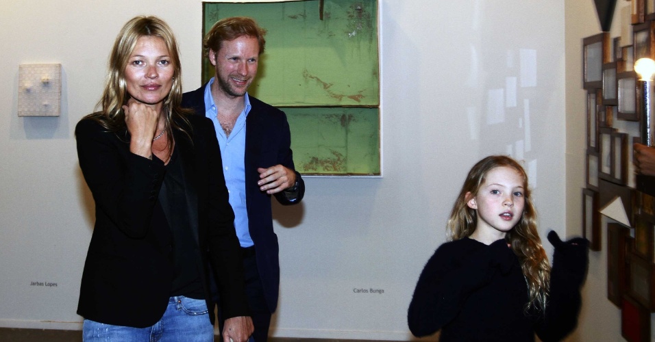 4.abr.2013 - Kate Moss visita a Feira de Artes da Bienal de São Paulo, acompanhada pela filha Lila Grace.  A modelo está na Brasil para participar do baile beneficente da amfAR, que destina verba para pesquisas relacionadas a Aids