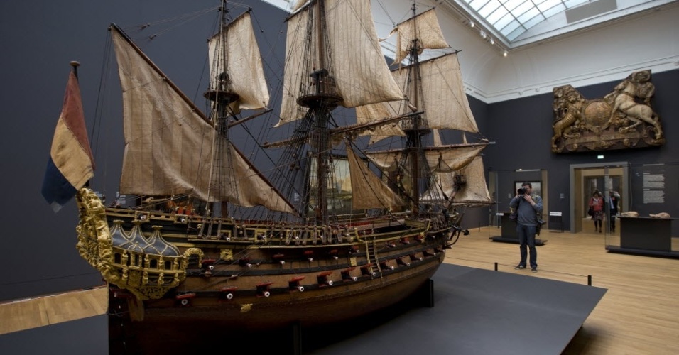 4.abr.2013 - Modelo de 1698 do barco de guerra William Rex durante prévia para a imprensa do renovado Rijkmuseum, em Amsterdã. O museu está se preparando para reabrir ao público geral no dia 13 de abril - AP Photo/Peter Dejong