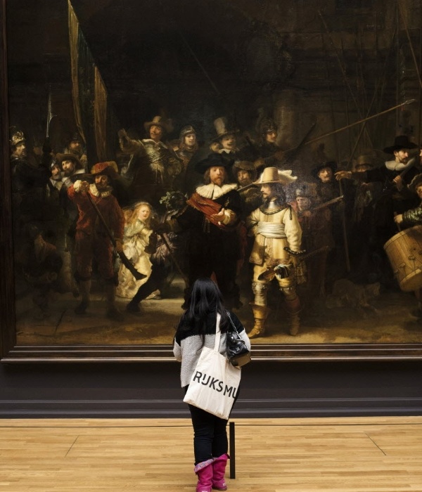 4.abr.2013 - Mulher observa a "A Ronda Noturna" ("De Nachtwacht"), do pintor holandês Rembrandt, no Rijksmuseum, em Amsterdã, na Holanda. Após uma década de reconstrução, renovação e restauração, o museu reabrirá ao público em geral no dia 13 de abril de 2013. - REUTERS/Michael Kooren