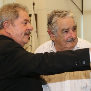 O ex-presidente Luiz Inácio Lula da Silva (à esq.) e o então presidente do Uruguai, José "Pepe" Mujica (à dir.), conversam na sede administrativa do governo do Uruguai - Ricardo Stuckert - 4.abr.2013/Instituto Lula