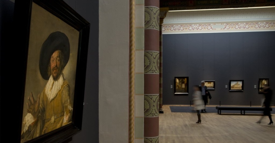 4.abr.2013 - Obra do pintor holandês Frans Hals é vista durante prévia para a imprensa do renovado Rijkmuseum, em Amsterdã. O museu está se preparando para reabrir ao público geral no dia 13 de abril - AP Photo/Peter Dejong
