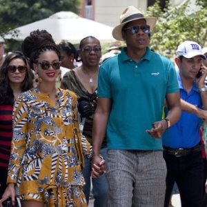  Os cantores Beyoncé e Jay Z andam de mãos dadas por Havana, capital cubana.