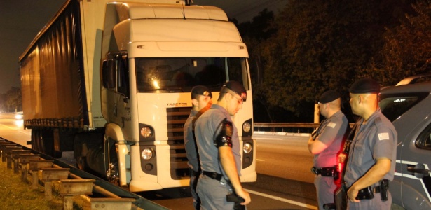 Caminhão roubado que transportava peças de carros foi apreendido pela polícia na marginal Pinheiros