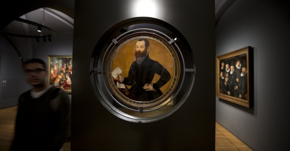 4.abr.2013 - Visitante passa por retrato de Adam Wachendorff durante prévia para a imprensa do renovado Rijkmuseum, em Amsterdã. O museu está se preparando para reabrir ao público geral no dia 13 de abril - AP Photo/Peter Dejong