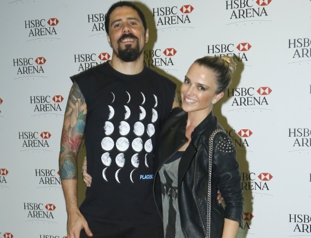 4.abr.2013  A atriz Nathália Rodrigues chega ao HSBC Arena para o show do "The Cure" - AgNews