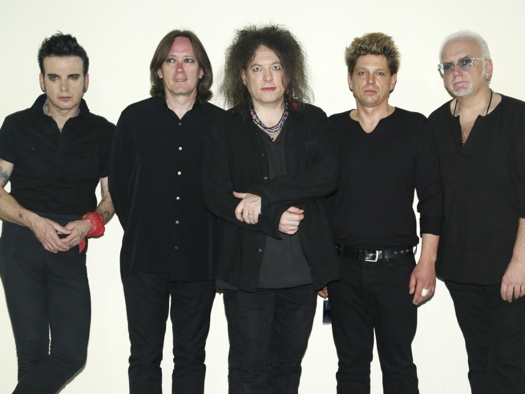 4.abr.2013 Com o vocalista Robert Smith ao centro, a banda "The Cure" posa para fotos antes da apresentação desta quinta-feira (4) no Rio de Janeiro - AgNews