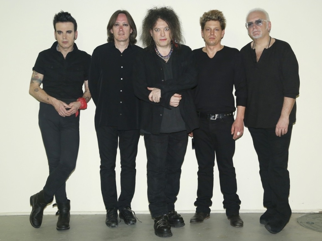 4.abr.2013 Com o vocalista Robert Smith ao centro, a banda "The Cure" posa para fotos antes da apresentação desta quinta-feira (4) no Rio de Janeiro - AgNews
