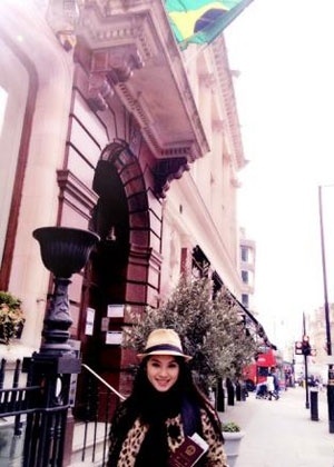 Wenxia Yu postou foto em frente à embaixada brasileira em Londres - Reprodução