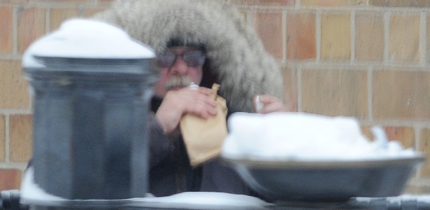 Anthony Ciccone, irmão de Madonna, bebe em rua de Traverse City, Michigan. Ele mora nas ruas há quase três anos