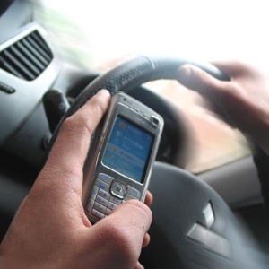 O ato de comer ao volante triplicou o risco de acidentes e o uso de SMS quadruplicou-o - Carplace