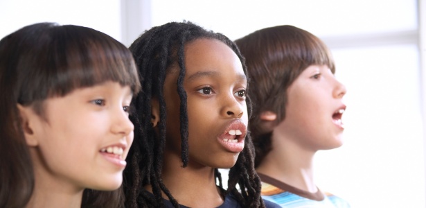 Estudos internacionais apontam que 36% das crianças apresentam distúrbio vocal, sendo mais prevalente na faixa etária entre os cinco e dez anos de idade - Thinkstock