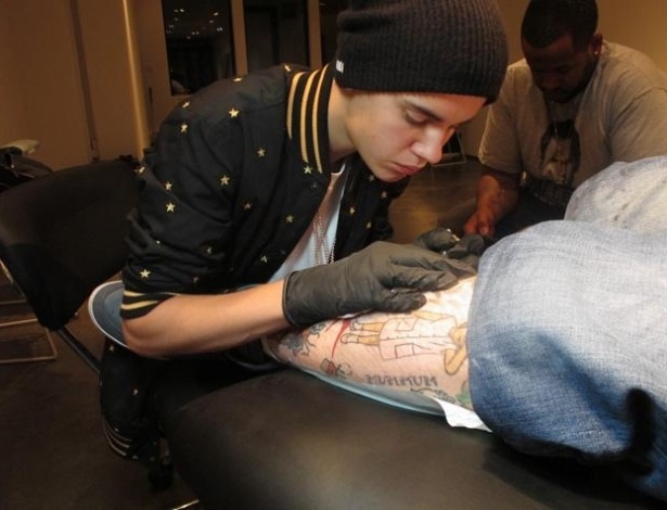 Justin Bieber tatua o amigo e tatuador Bang Bang
