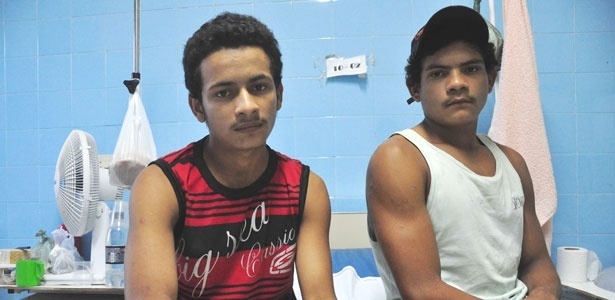 Da esquerda para direita, os irmãos Valdeci (picado pela cobra) e Lindomar, em hospital em Altamira  - Daniela Alarcon