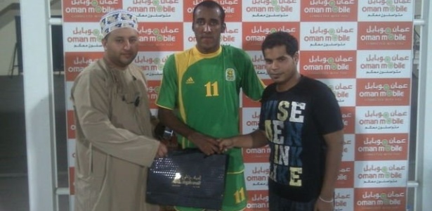 Carlão recebe prêmio de melhor em campo durante passagem pelo Al Seeb, de Omã