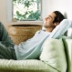 rapaz descansa na poltrona, relaxando, rapaz feliz, descansando, homem relaxando - Thinkstock