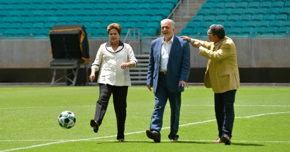 05.abr.2013 - A presidente Dilma Rousseff deu o pontapé inicial da Arena Fonte Nova, inaugurada nesta sexta-feira