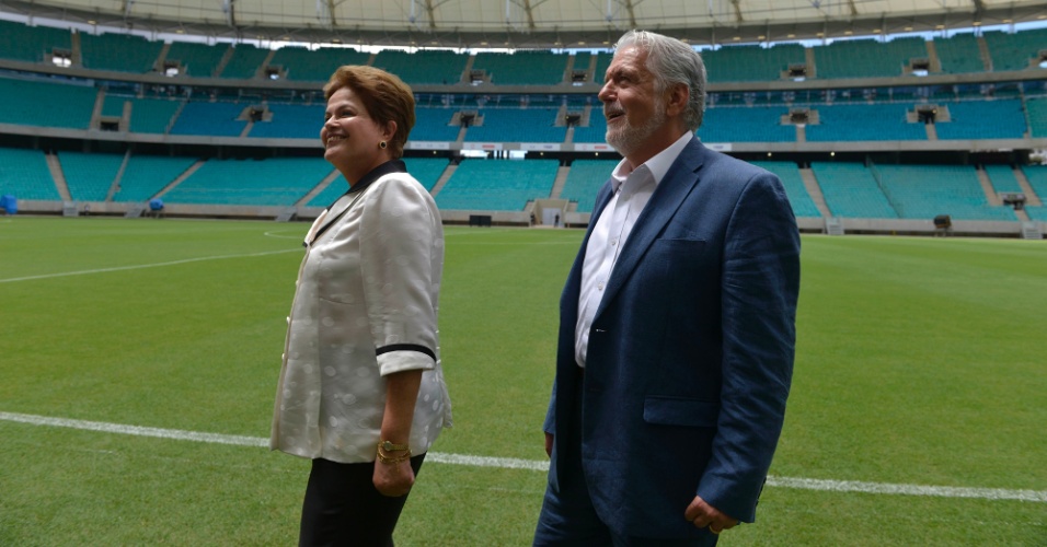 05.abr.2013 - A presidente Dilma Rousseff observa as arquibancadas da Arena Fonte Nova ao lado do governado da Bahia, Jaques Wagner, na inauguração do estádio nesta sexta-feira