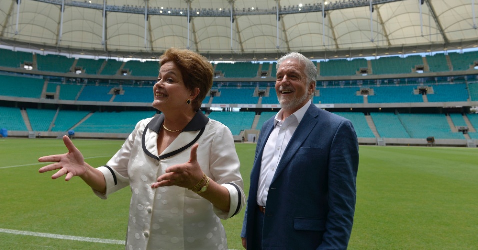 05.abr.2013 - A presidente Dilma Rousseff sorri ao discursar na inauguração da Arena Fonte Nova nesta sexta-feira