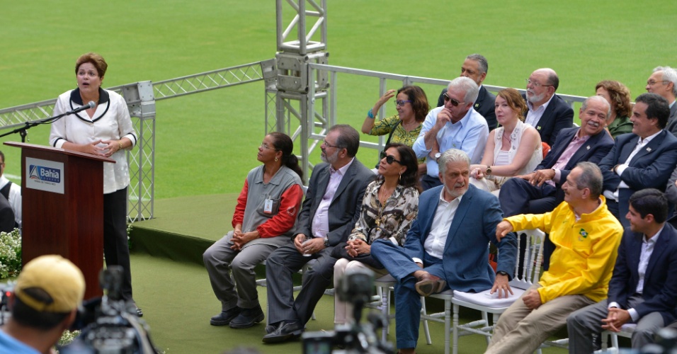 05.abr.2013 - Dilma Rousseff discursa durante a inauguração da Arena Fonte Nova acompanhada de políticos e autoridades