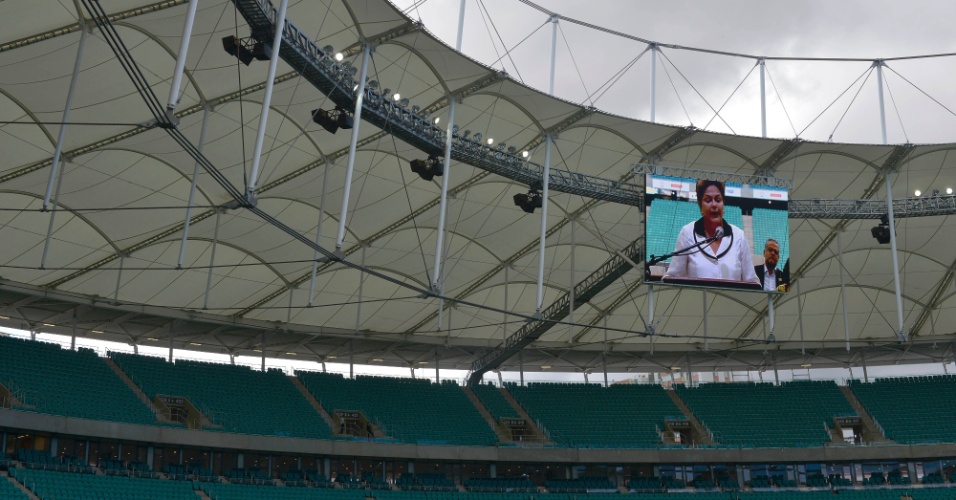 05.abr.2013 - Imagem de Dilma Rousseff discursando é gerada no telão da nova Arena Fonte Nova