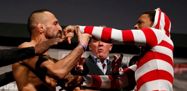 Peso leve Reza Madadi (esq) venceu Michael Johnson em sua última luta - Divulgação/UFC