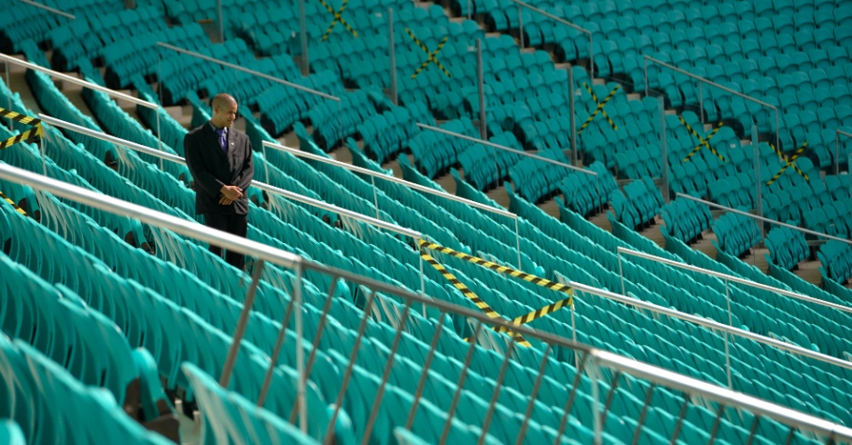 05.abr.2013 - Segurança caminha pelas arquibancadas da Arena Fonte Nova, que será inaugurada nesta sexta-feira