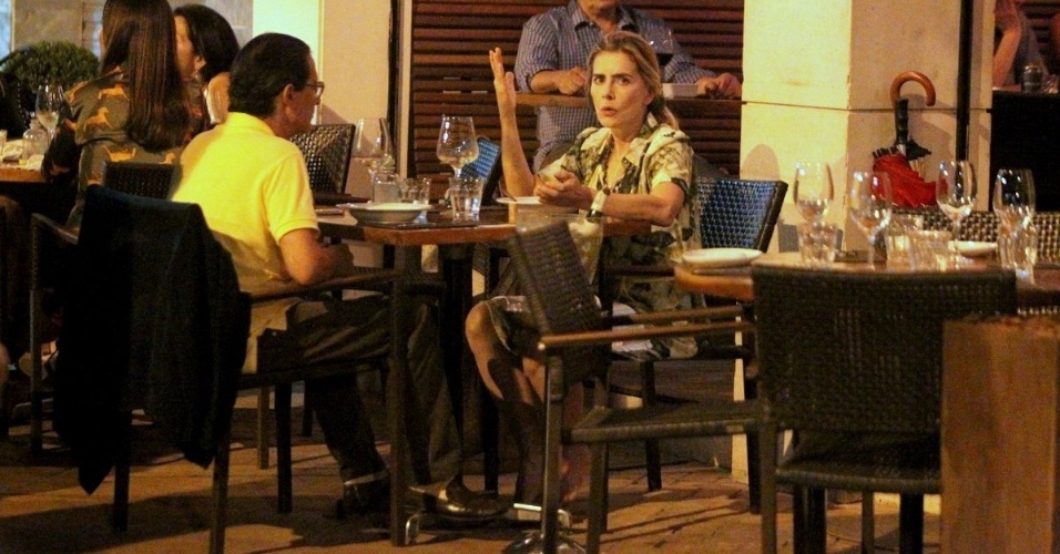 4.abr.2013 - A atriz Maitê Proença janta com amigo em restaurante no Leblon, Rio de Janeiro