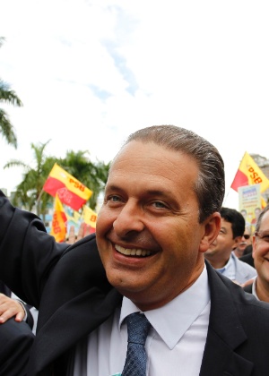 Eduardo Campos, cotado como candidato do PSB à Presidência em 2014, acena ao chegar a evento  - Michel Filho/Agência O Globo