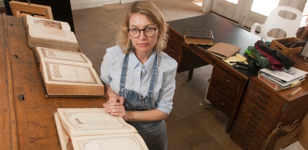 Restauradora de livros Candi­ce McKay­ em sua loja em Dallas, Texas, nos Estados Unidos - Rex C. Curry­/The New York ­Times­