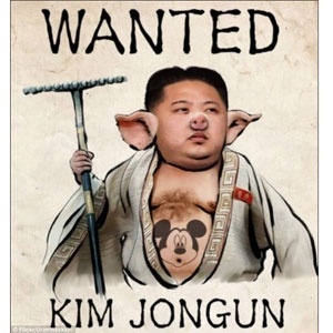Legenda da imagem do líder Kim Jong-Un publicada indevidamente no Flickr dizia (em inglês): "Ameaçando a paz mundial com armas nucleares e gastando dinheiro enquanto mata as pessoas de fome"  - Reprodução/Daily Mail 