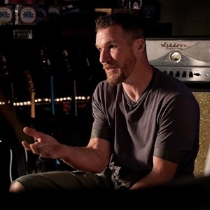 O baixista Tim Commerford, integrante do Rage Against the Machine, que participou das gravações do álbum de estreia da banda em Sound City no ano de 1992. O filme mostra momentos da performance do grupo ao executar a clássica "Killing in the Name", música que virou símbolo de uma geração inteira - Divulgação - Divulgação