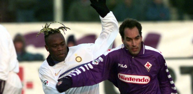 Taribo West (e) disputa a bola com Edmundo em jogo do Campeonato Italiano em 1998 - AP Photo/ Fabrizio Giovannozzi