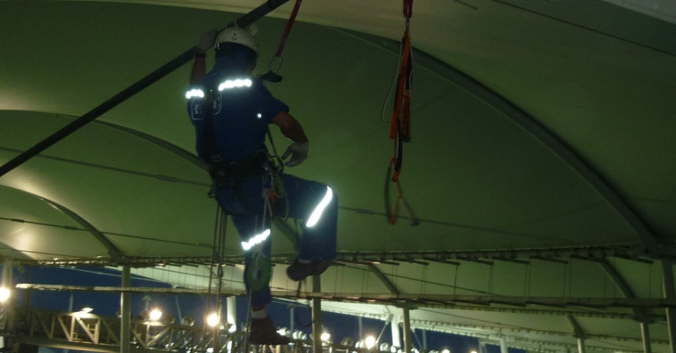 05.abr.2013 - Operário trabalha na instalação de cabos de segurança na Arena Fonte Nova, um dia antes do primeiro jogo a ser realizado no estádio