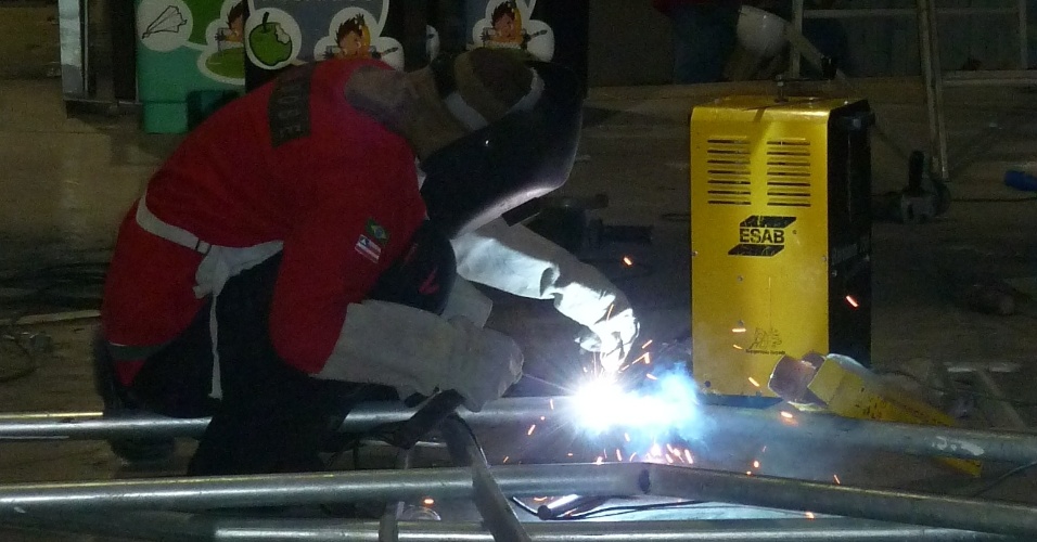 05.abr.2013 - Operário trabalha na solda de tubo de fiação no solo de um dos corredores de acesso interno da Arena Fonte Nova