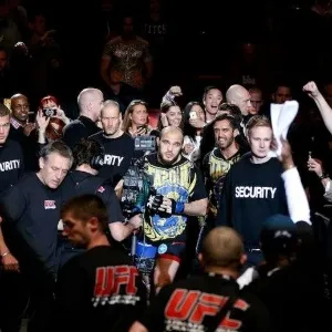 06.04.2013 - Latifi foi ovacionado no ginásio antes de entrar no ginásio - Josh Hedges/Zuffa LLC/Getty Images