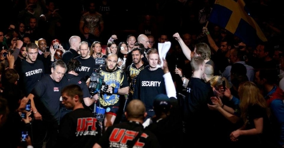 06.04.2013 - Latifi foi ovacionado no ginásio antes de entrar no ginásio - Josh Hedges/Zuffa LLC/Getty Images