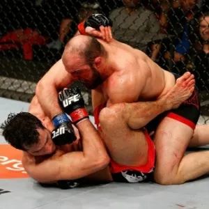 06.04.2013 - Latifi perdeu, mas chegou a aplicar alguns golpes de ground and pound em Mousasi - Josh Hedges/Zuffa LLC/Getty Images