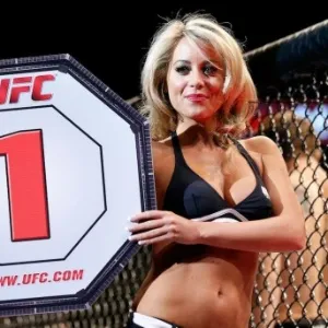 06.04.2013 - Ring Girl desfila toda a sua beleza no UFC da Suécia - Josh Hedges/Zuffa LLC/Getty Images