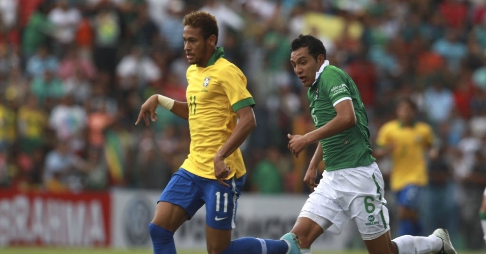 06.abr.2013 - Neymar passa por boliviano durante partida amistosa da seleção brasileira - AP Photo/Juan Karita