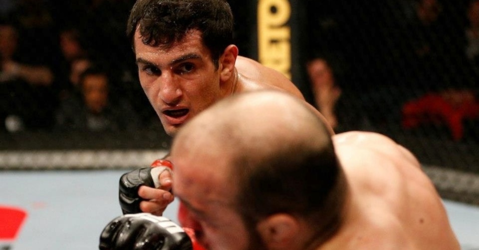 06.abr.2013 - Gegard Mousasi acerta um de seus ínumeros jabs em Latifi, determinando a vitória por pontos após três rounds de uma luta morna - Josh Hedges/Zuffa LLC/Getty Images