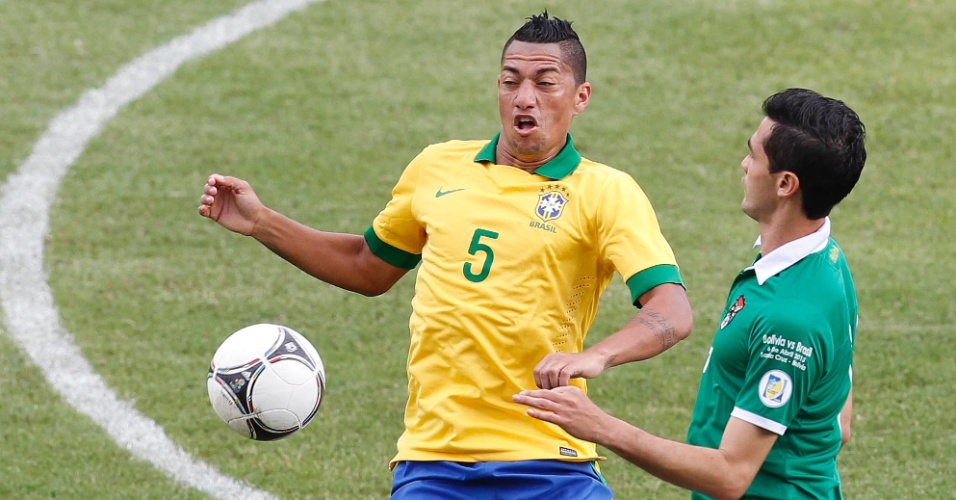 06.abr.2013 - Volante Ralf disputa bola com boliviano em jogo amistoso da seleção brasileira