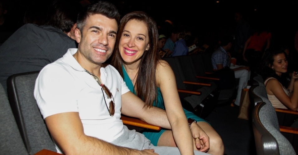 5.abr.2013 - Claudia Raia e o namorado, Jarbas Homem de Melo, vão ao teatro em SP