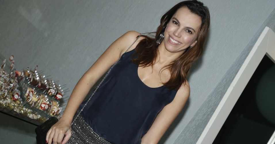 6.abr.2013 - A jornalista Ana Paula Araújo chega a festa de Nivea Stelmann, na Barra da Tijuca, Rio de Janeiro.