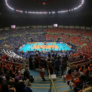 07.abr.2013- Dividido entre as cores azul e laranja, ginásio do Ibirapuera fica lotado para a final da Superliga Feminina entre Unilever e Sollys/Nestlé - Luiz Doro/adorofoto